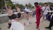 这啥精神状态？甲亢哥在香港遇到一群小孩光膀子下跪😅